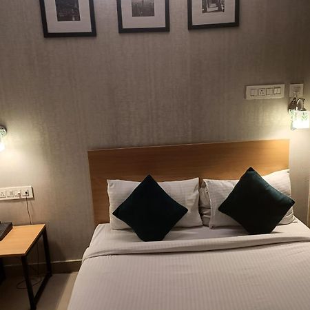 Hotel Mayfair Tower Колката Екстериор снимка