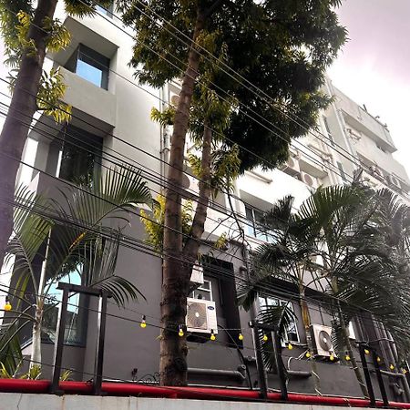 Hotel Mayfair Tower Колката Екстериор снимка