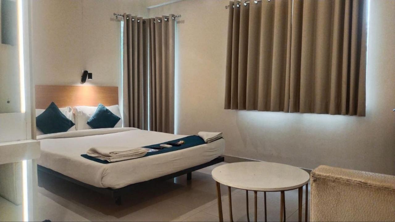 Hotel Mayfair Tower Колката Екстериор снимка