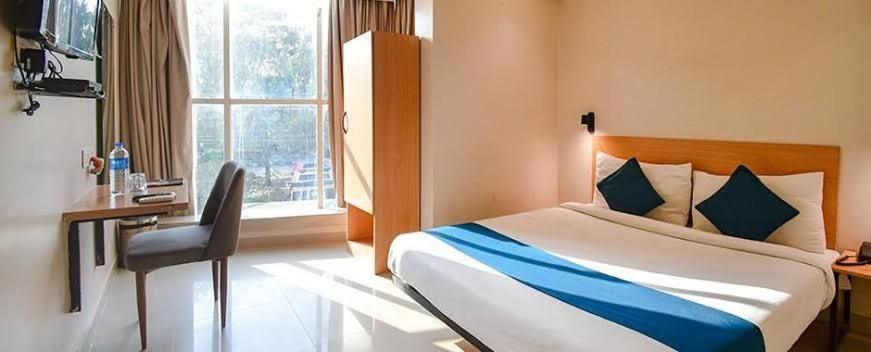 Hotel Mayfair Tower Колката Екстериор снимка