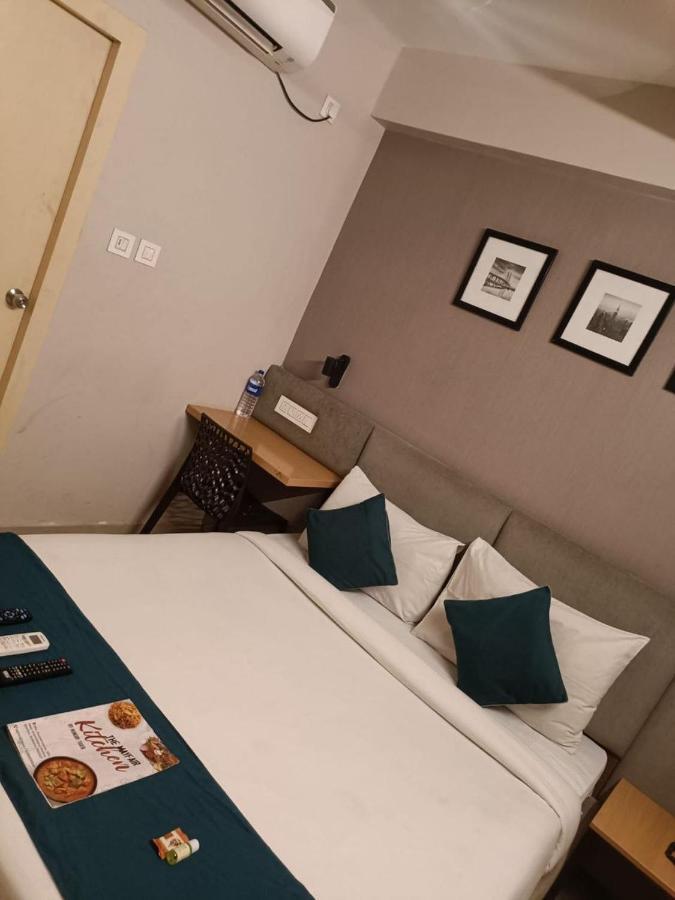 Hotel Mayfair Tower Колката Екстериор снимка