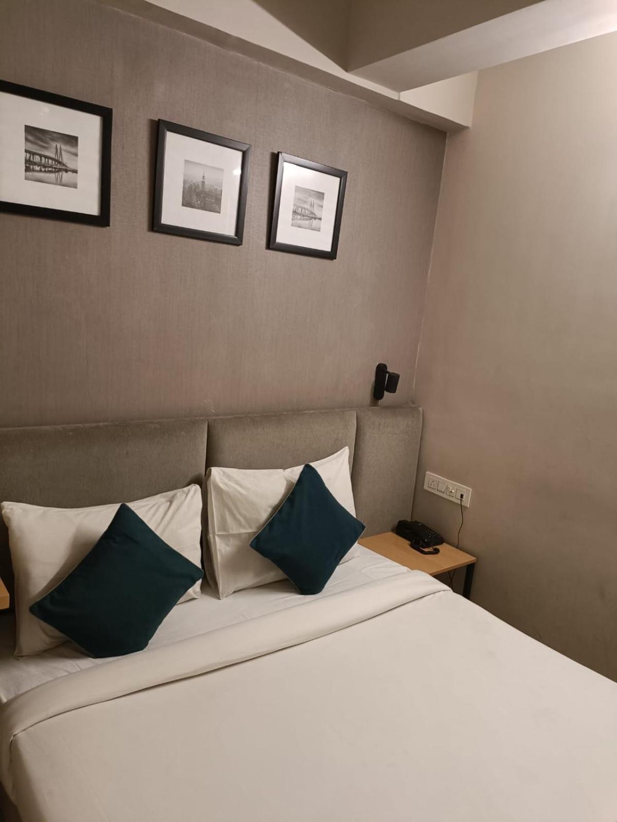 Hotel Mayfair Tower Колката Екстериор снимка