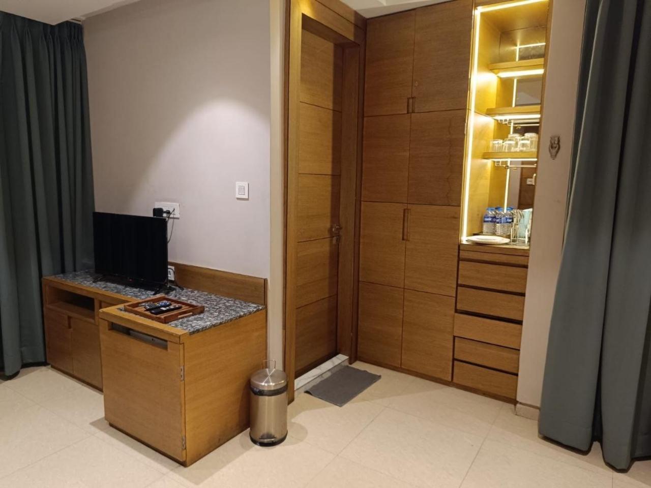 Hotel Mayfair Tower Колката Екстериор снимка