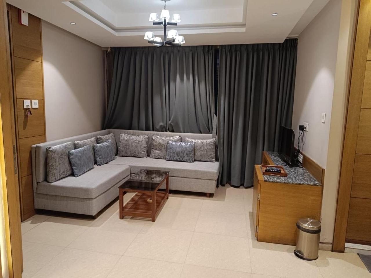 Hotel Mayfair Tower Колката Екстериор снимка