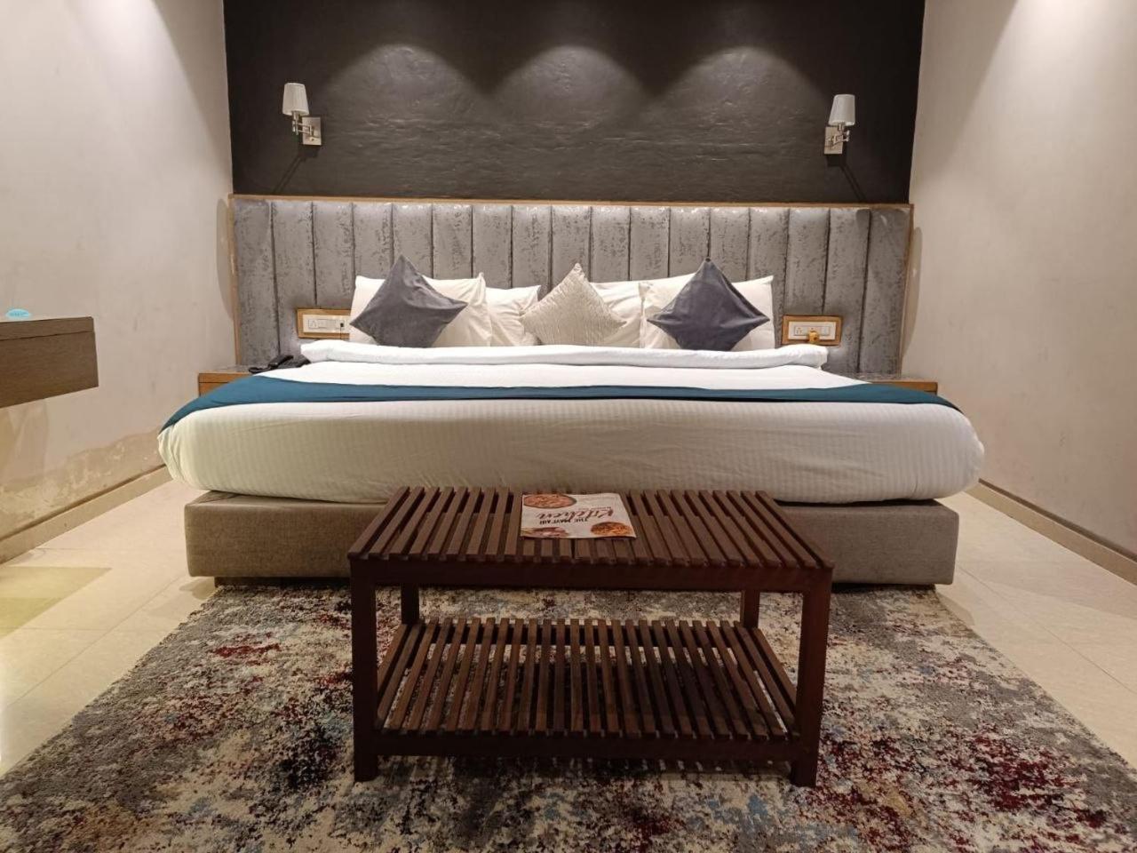 Hotel Mayfair Tower Колката Екстериор снимка
