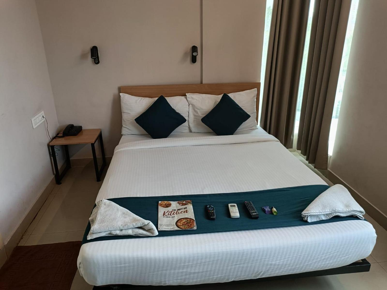 Hotel Mayfair Tower Колката Екстериор снимка