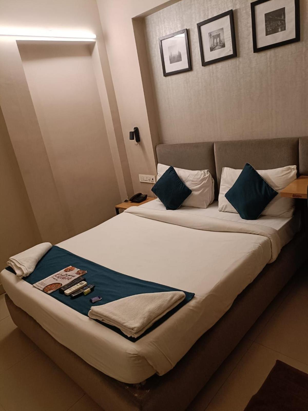 Hotel Mayfair Tower Колката Екстериор снимка